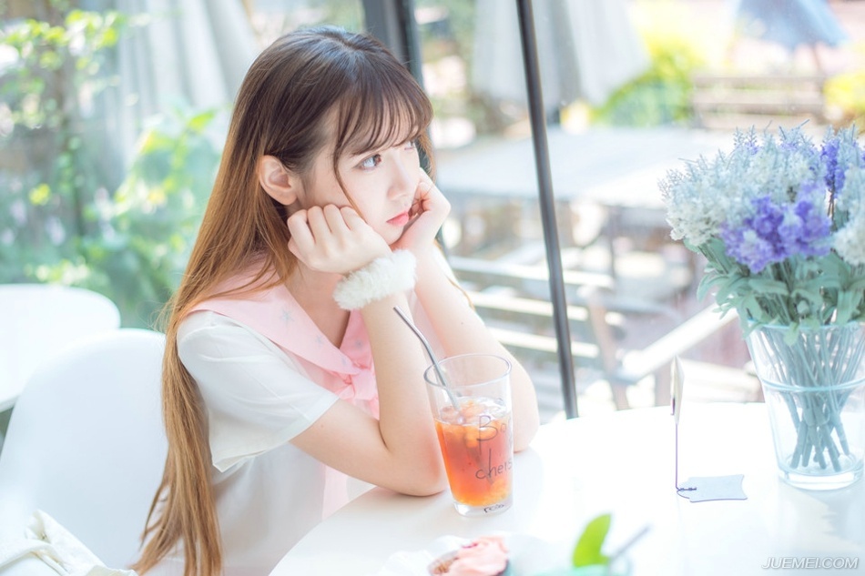 “血腥味儿~”虎卫统领抬头，冷冷的看向前方，沙哑的声音里，带着一股对鲜血的狂热，山道上空无一人，远处已经能够看到的军营也是冷清清一片，看不出有丝毫人烟。